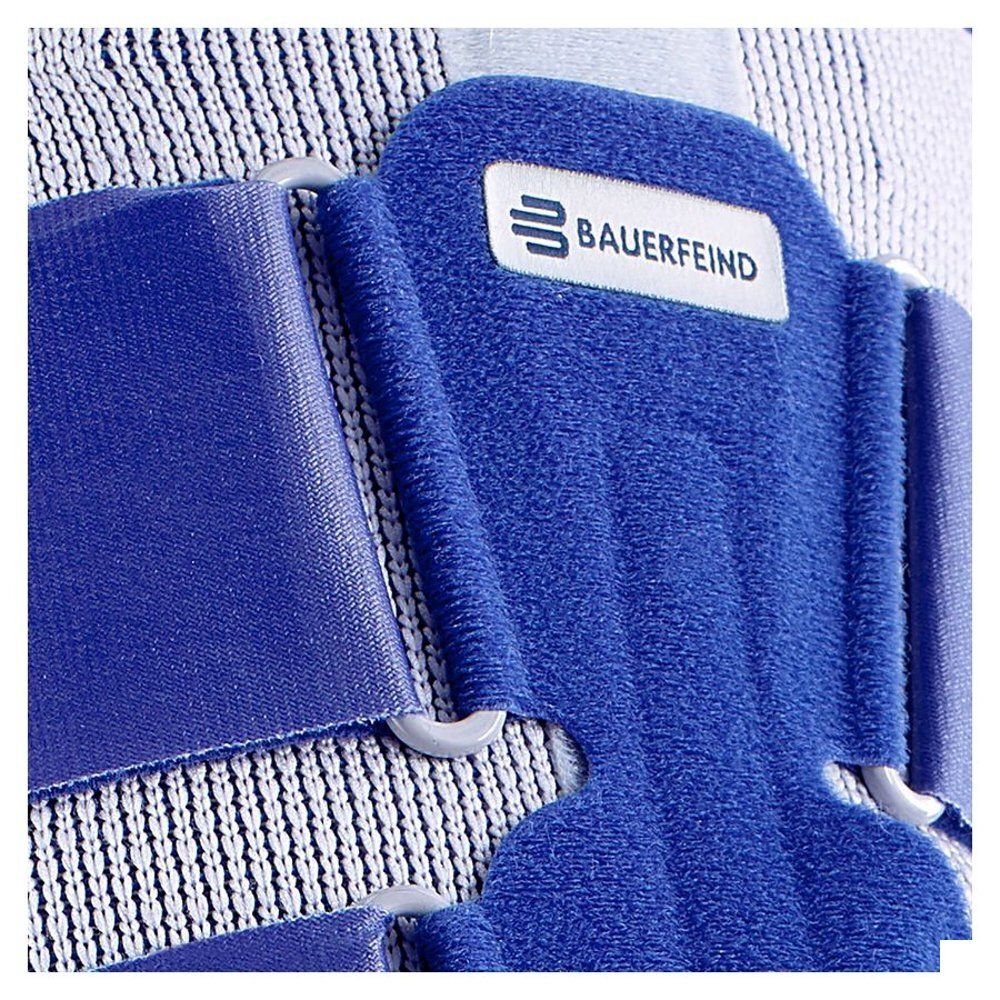 Close-up van de blauwe dijbeenbrace. Bauerfeind-logo op een blauw deel. Witte mesh structuur.