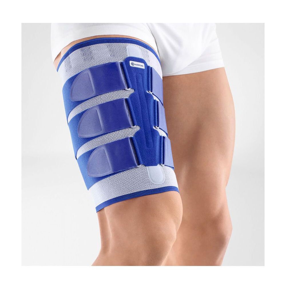 Bandage de cuisse Bauerfeind MyoTrain® bleue et blanche avec attaches velcro.
