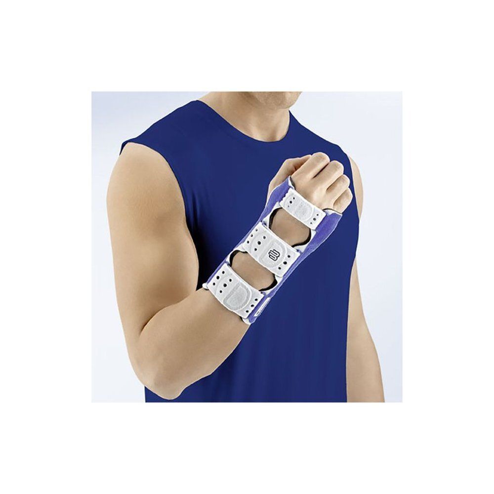 Orthèse de main ManuLoc Bauerfeind au poignet. Orthèse bleue et blanche. Trois fermetures velcro. Portée par un homme.