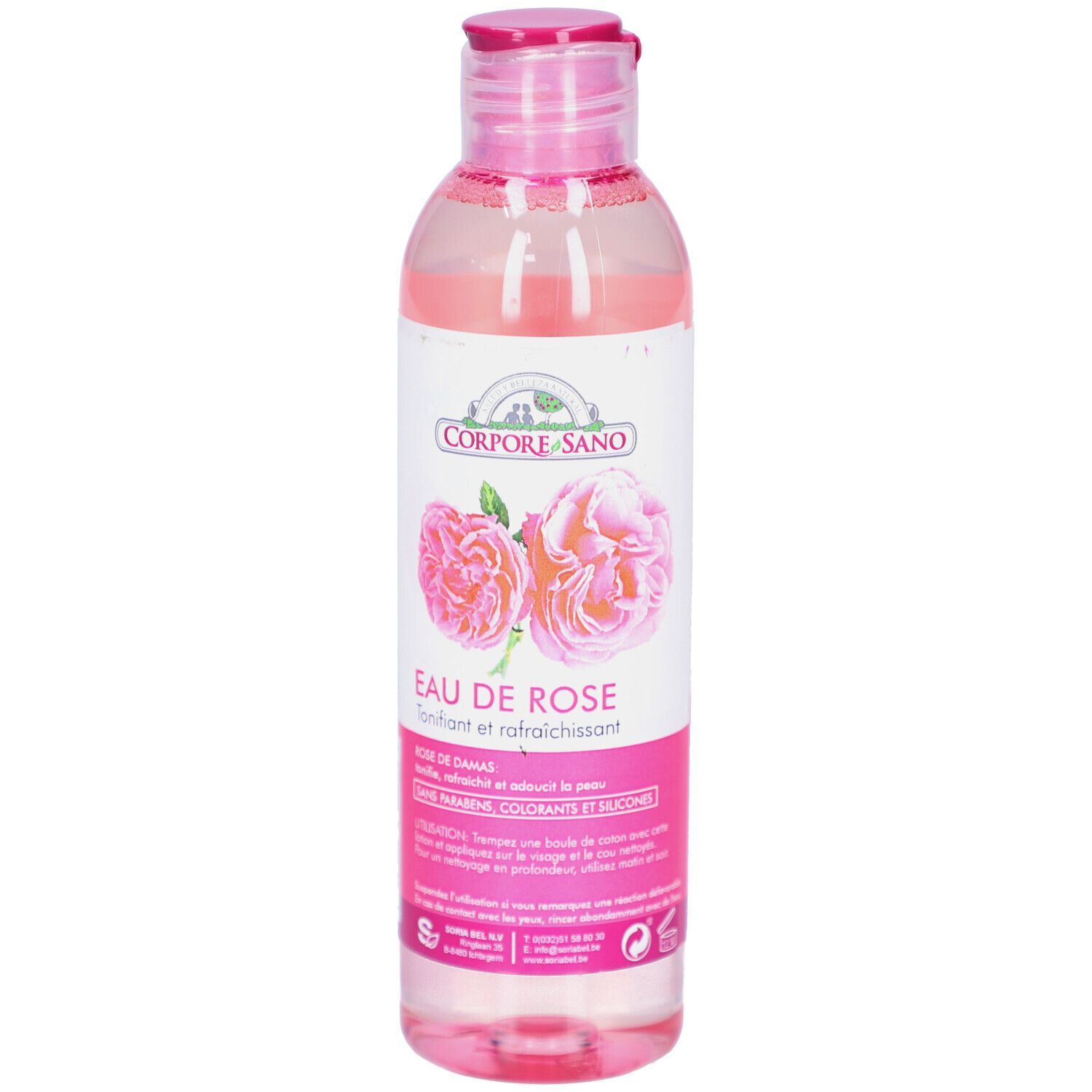 Rozenwater in een transparante fles met roze dop. Etiket met rozenbloemen en tekst: Eau de Rose.