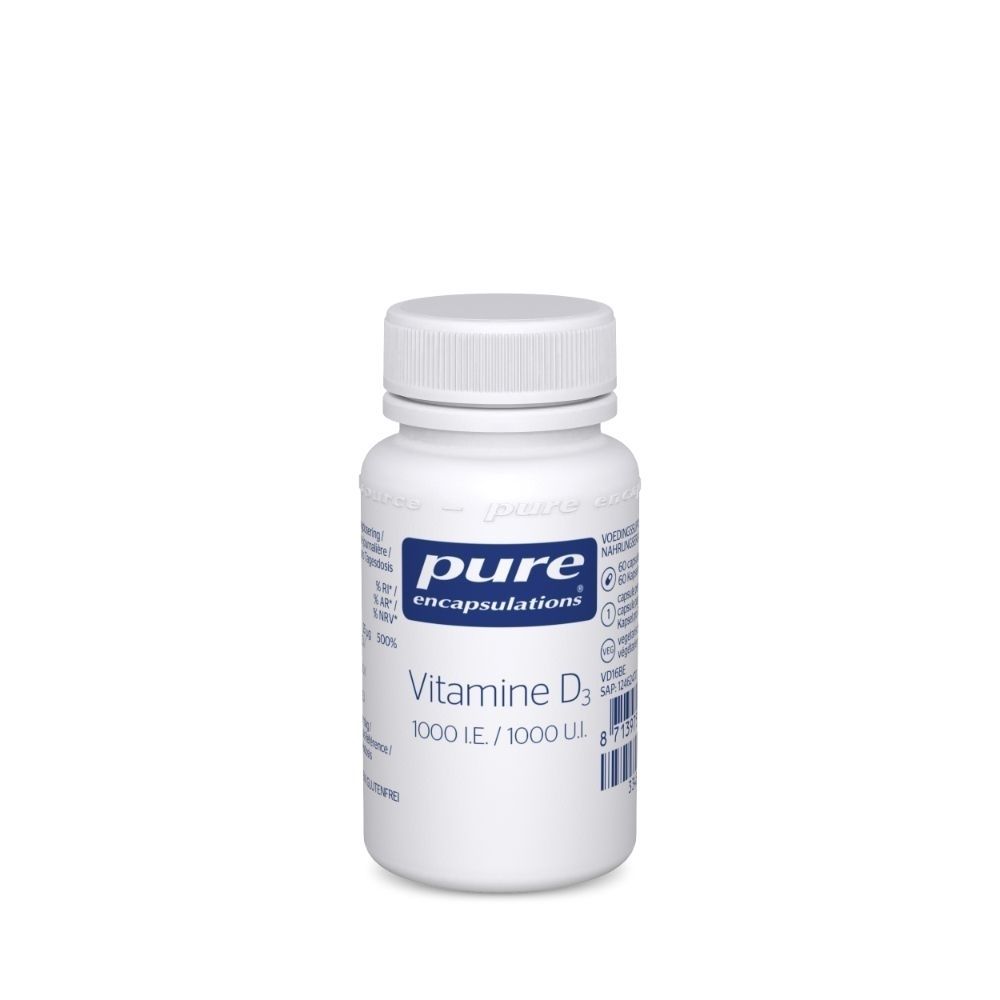 Witte fles met schroefdop. Opschrift: Pure Encapsulations, Vitamine D3 1000 IE.