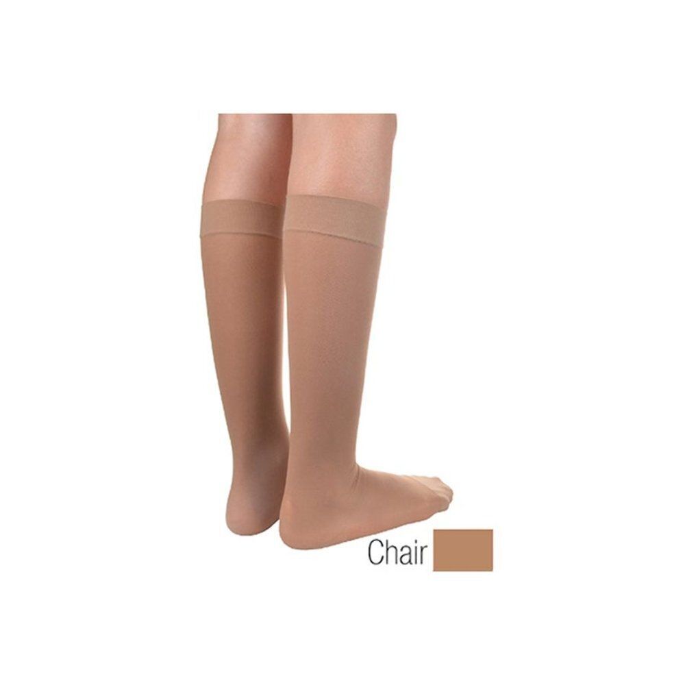 Benen met huidkleurige compressiekousen. Kousen reiken tot de knie. Kleur Chair.