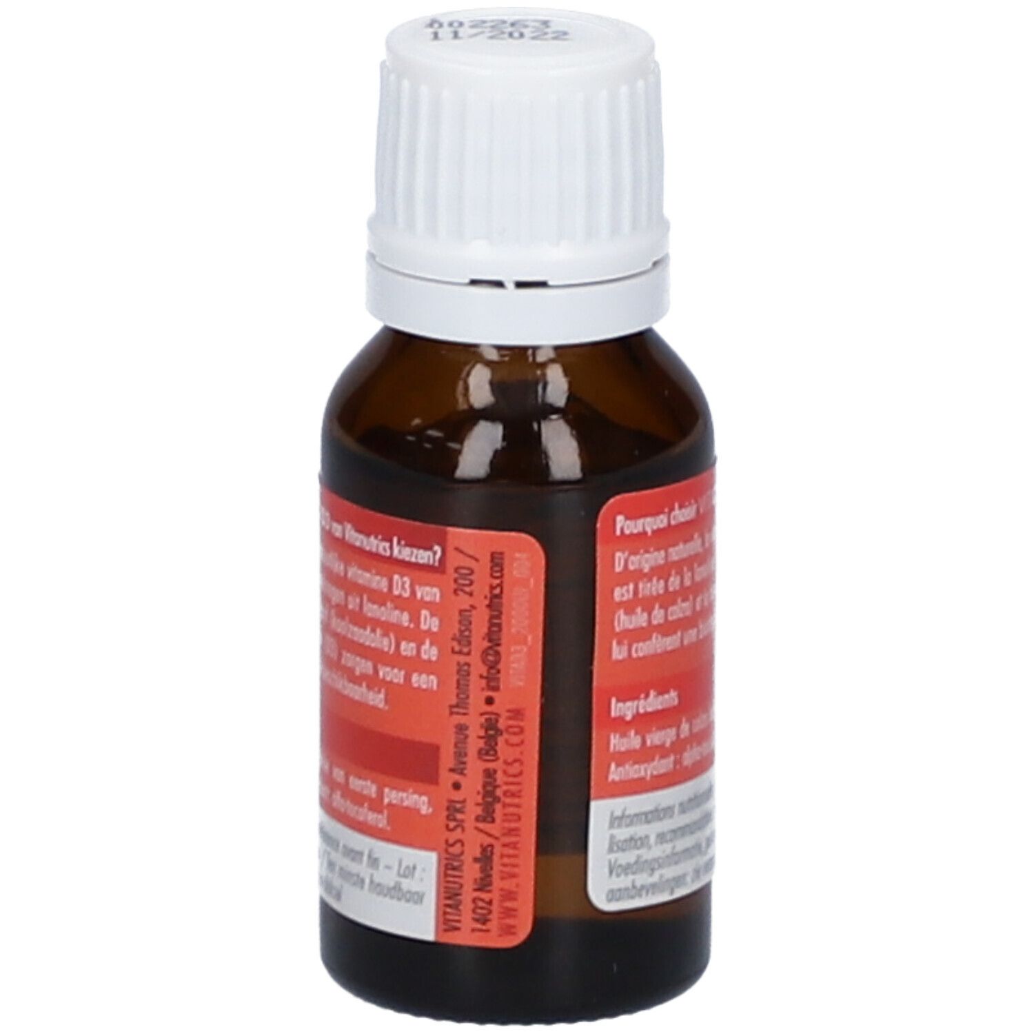 Flacon en verre brun avec bouchon blanc. Étiquette rouge avec texte. Vitanutrics Vita D3. Flacon compte-gouttes.