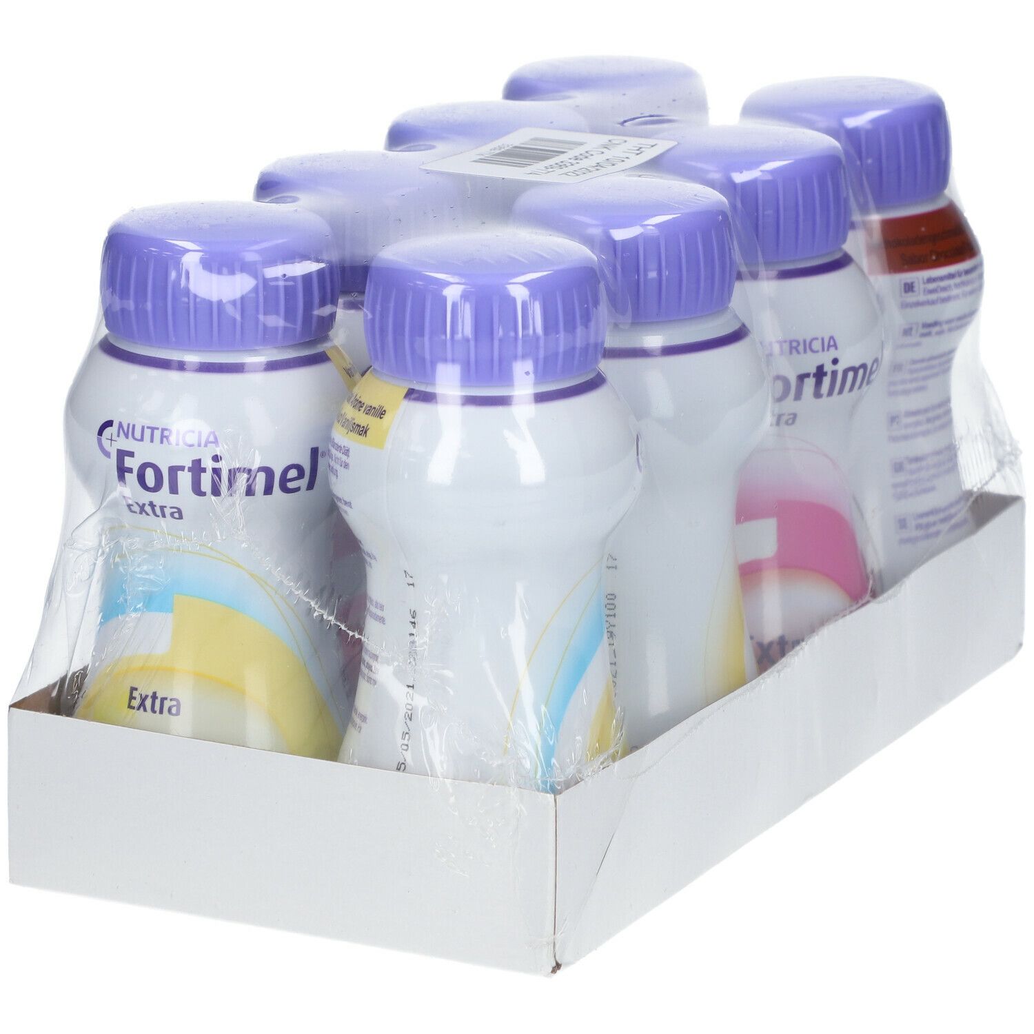 Verpakking met flessen. Opschrift 'Fortimel extra'. Flessen met paarse doppen en witte etiketten. Verpakt in folie.