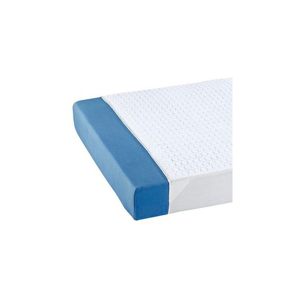 Blauwe rand van een witte matrasbeschermer. Detailweergave, diagonale perspectief.