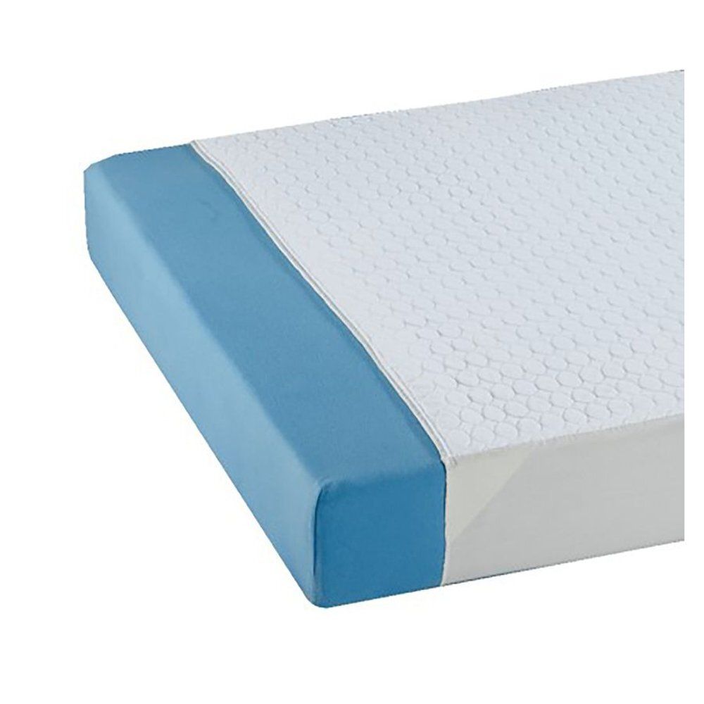 Blauwe rand van een witte matrasbeschermer. Detailweergave, diagonale perspectief.