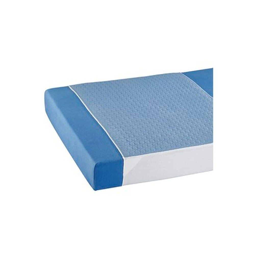 Blauwe matrasbeschermer met witte rand. Geometrisch patroon op het oppervlak. Hoekweergave.