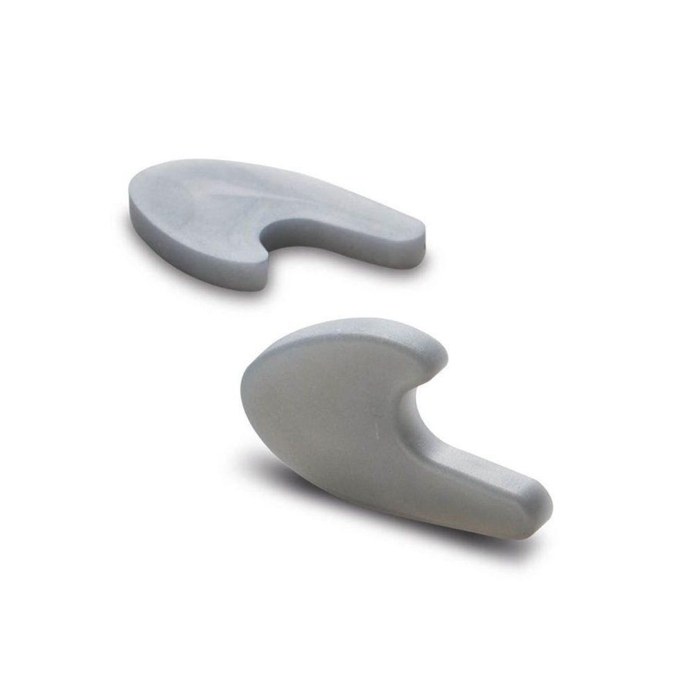 Twee grijze, halvemaanvormige teenspreiders. Zacht materiaal. Op witte achtergrond, licht schuin.