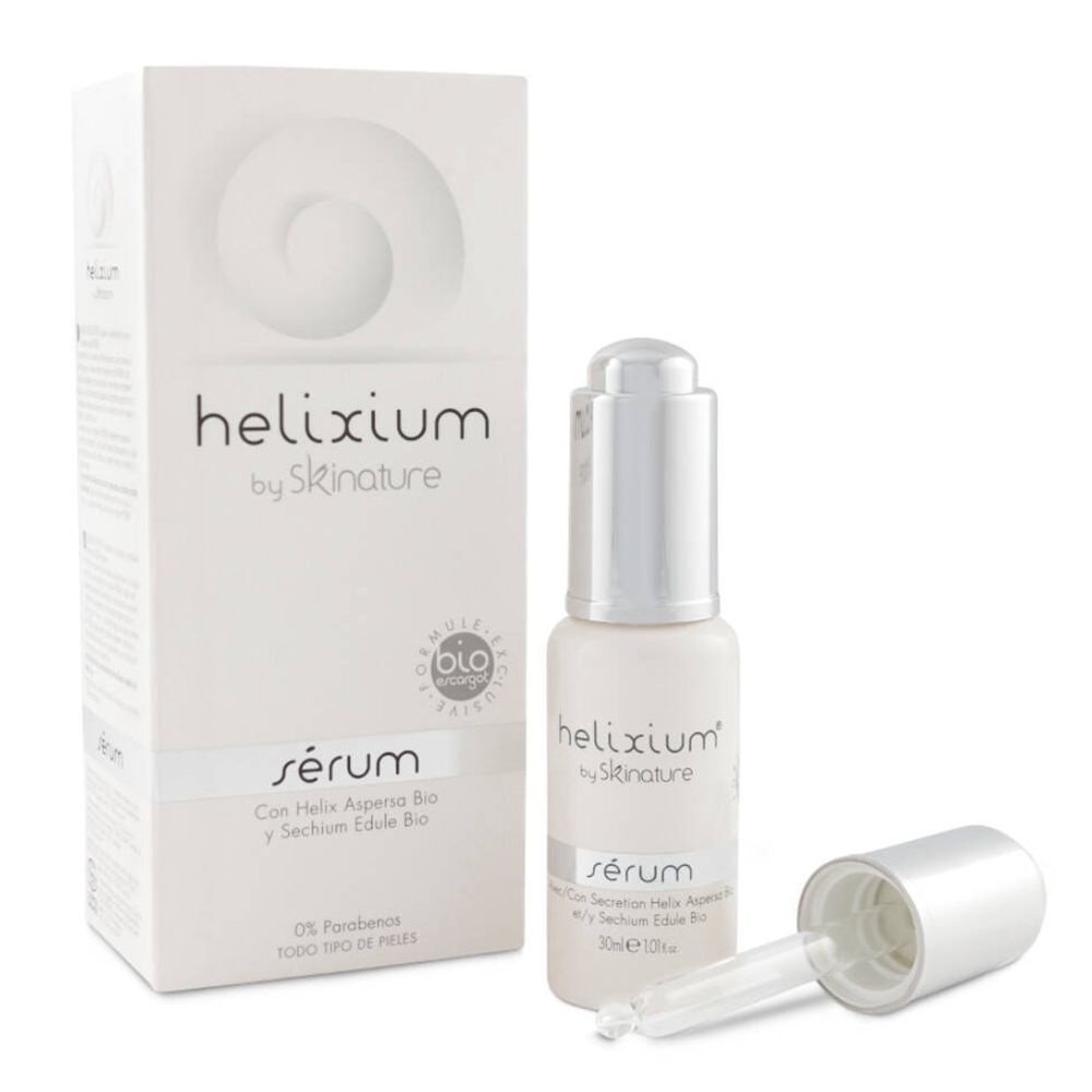 Wit serumflesje met pipet en verpakking. Opschrift: helixium by skinature, sérum, BIO-certificering.