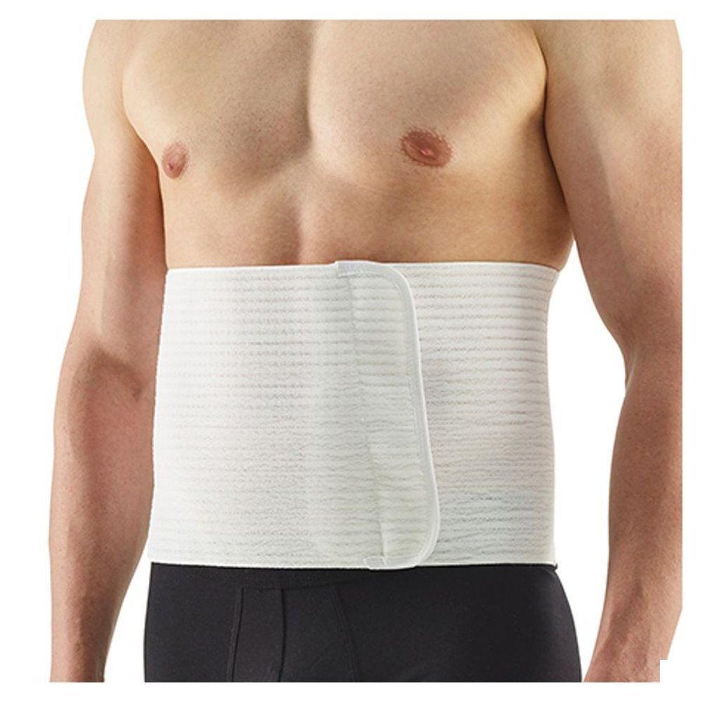 Witte buikband gedragen door een man. Klittenbandsluiting. Geribbeld materiaal.