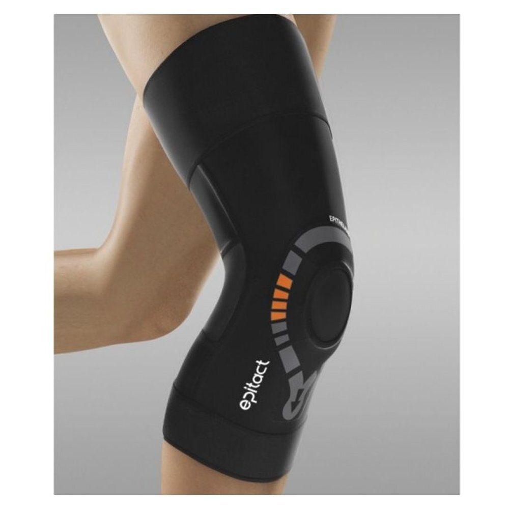 Zwarte Epitact kniebeschermer op been. Logo zichtbaar. Grijze en oranje details. Flexibel materiaal.