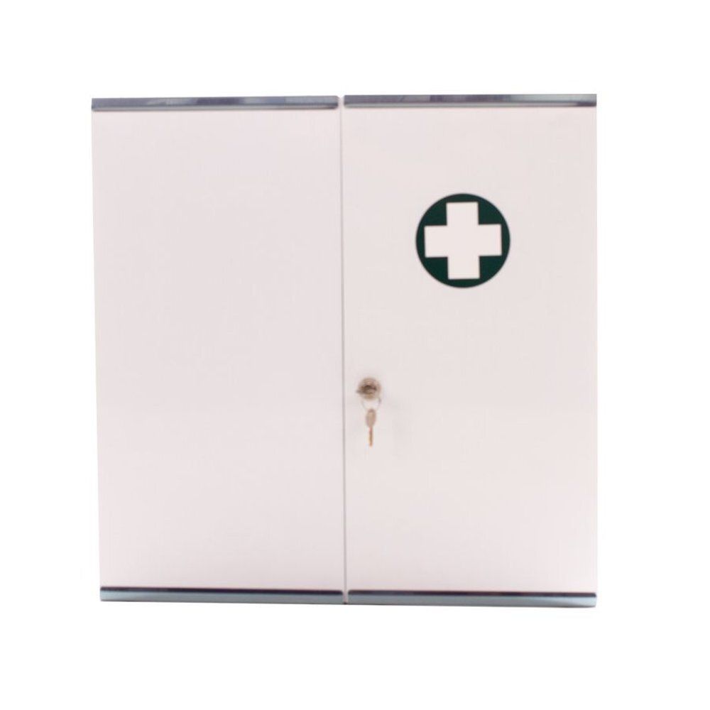Gesloten witte medicijnkast. Groen kruis op de deur. Sleutel in het slot.