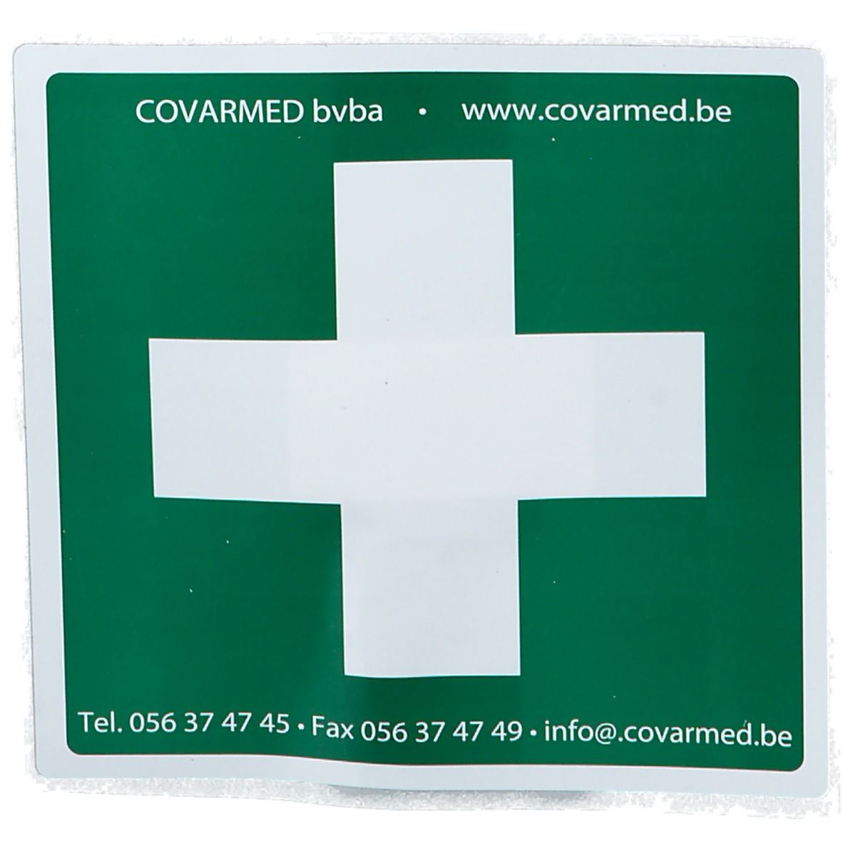 Groene sticker met wit EHBO-kruis en contactgegevens van Covarmed.