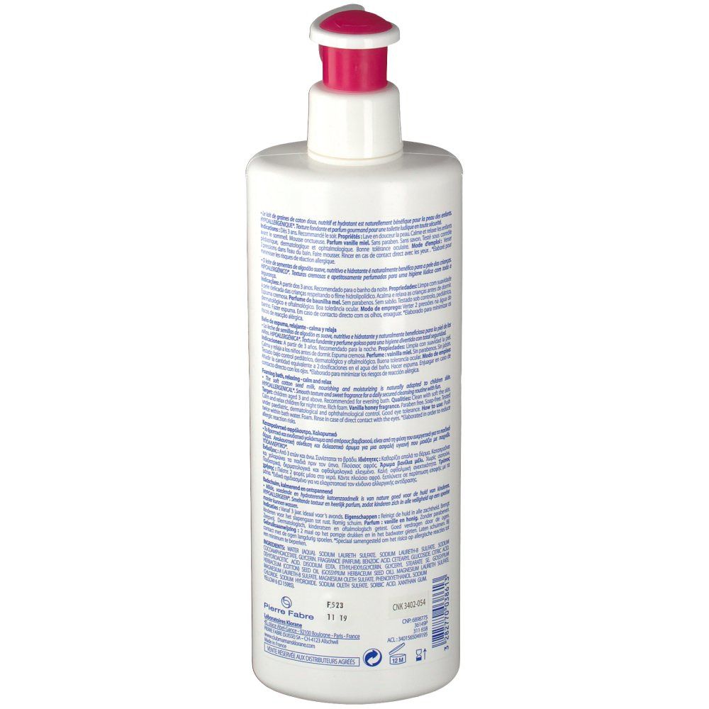 Achterkant van een witte fles met roze pomp. Tekst in meerdere talen. Opschrift: Klorane. Productinformatie.