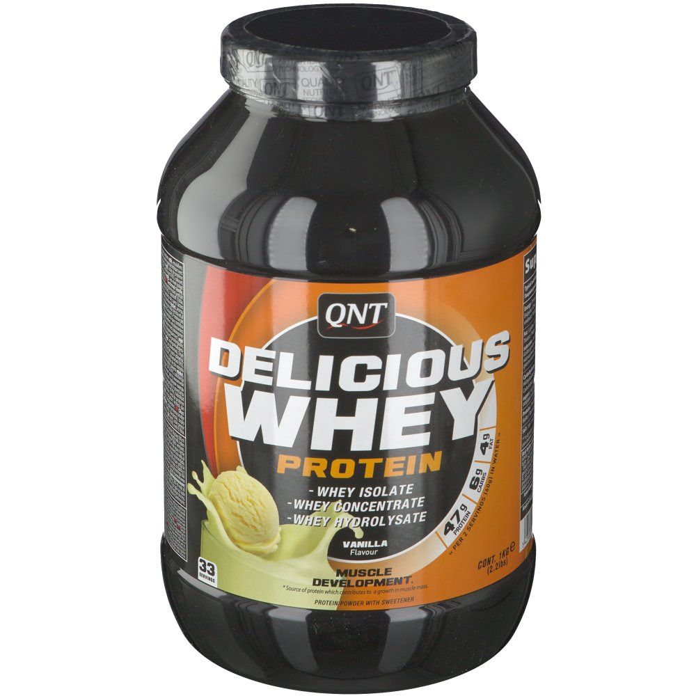 Zwarte pot QNT Delicious Whey Protein. Opschrift: Vanille, wei-isolaat, concentraat, hydrolysaat. Illustratie: vanilledessert.
