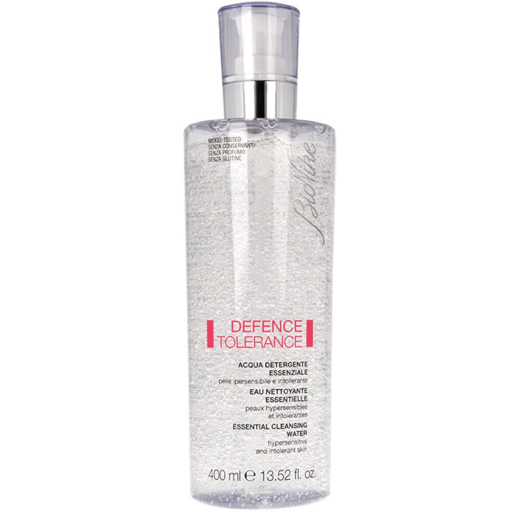 Transparante cilindrische fles met sproeikop. Opschrift: DEFENCE TOLERANCE, Essential Cleansing Water. Inhoud: 400 ml.