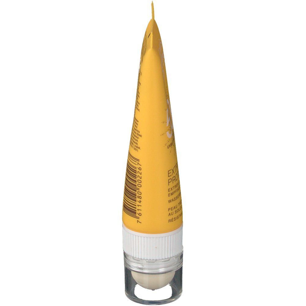 Gele tube Louis Widmer Extra Sonnenschutz SPF50. Zijkant met tekst en barcode. Met witte applicator.
