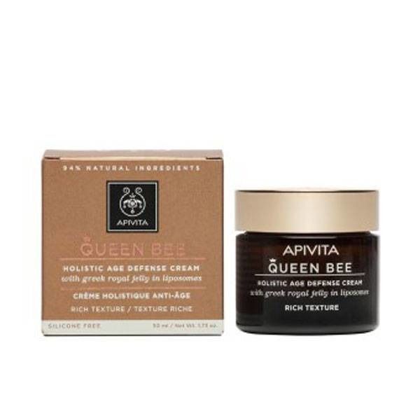 Pot en doos. Opschrift: Apivita Queen Bee, Holistic Age Defense Cream. 94% natuurlijke ingrediënten. Rijke textuur.