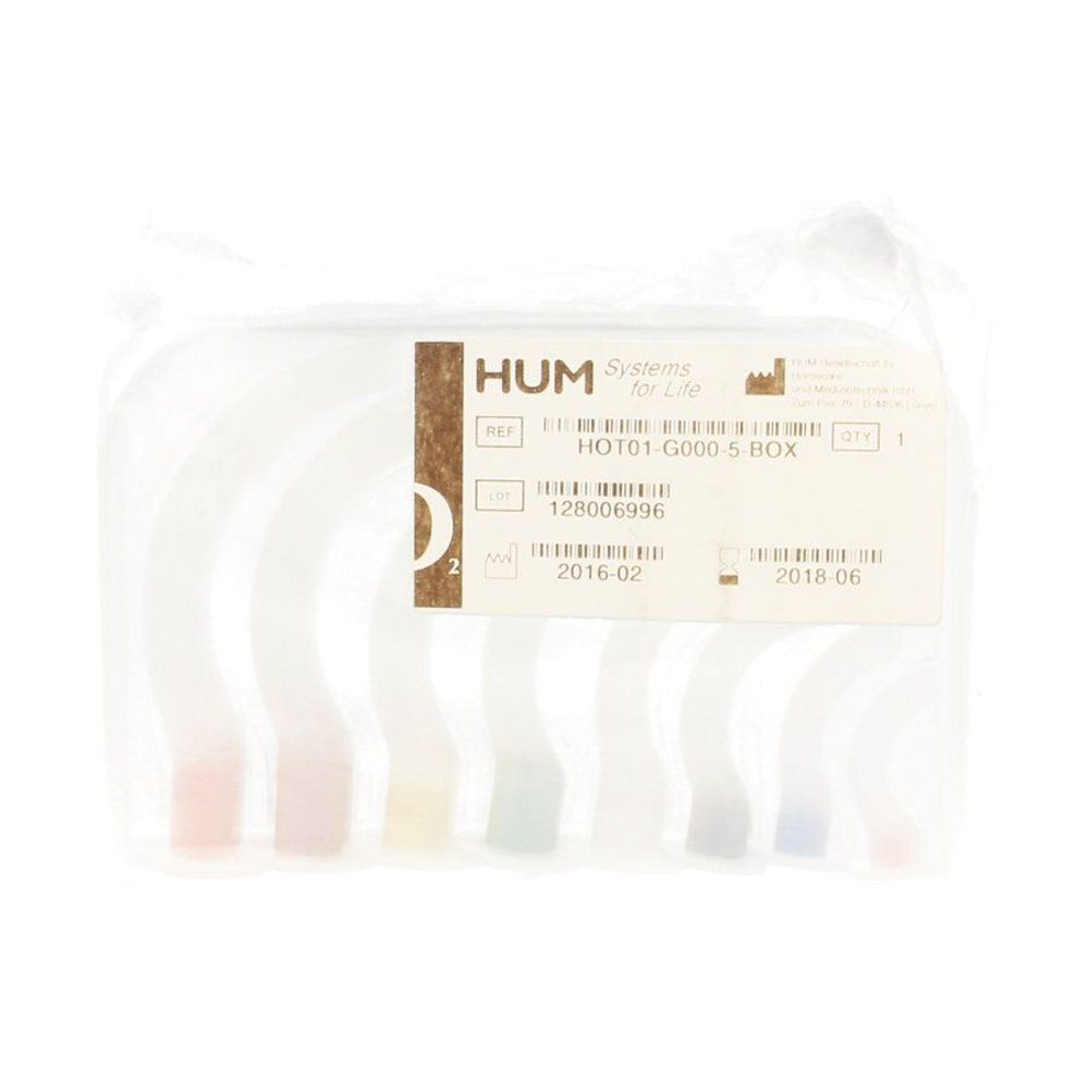 Transparante verpakking met medische instrumenten. Bevat verschillend gekleurde canules. Opschrift: HUM Systems for Life, HOT01-G000-5-BOX.