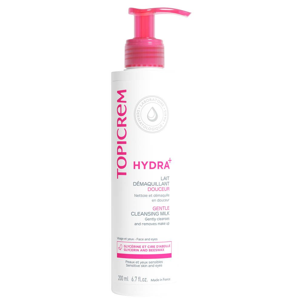 Witte fles met roze pomp. Opschrift TOPICREM HYDRA+, LAIT DÉMAQUILLANT DOUCEUR, GENTLE CLEANSING MILK. Voor de gevoelige huid.