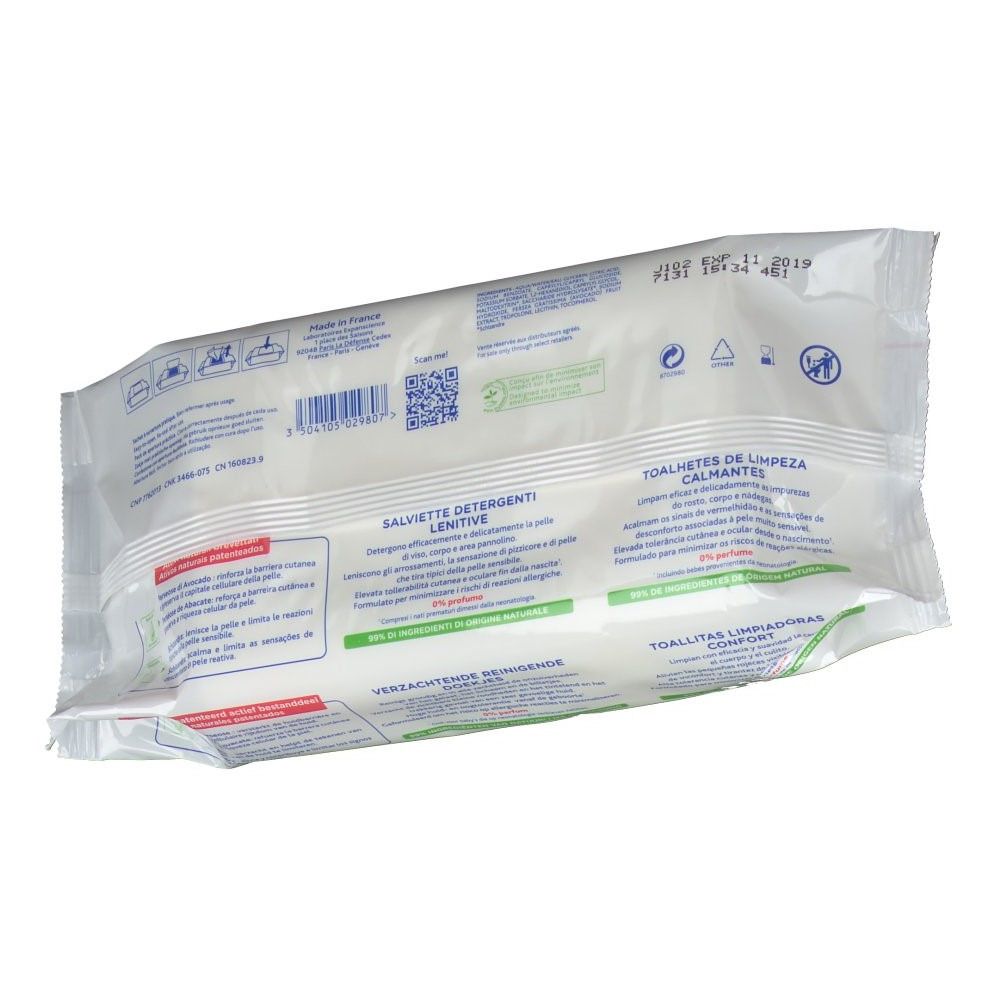 Achterkant van de Mustela reinigingsdoekjes verpakking. Tekst in meerdere talen. QR-code en recyclingsymbolen. Houdbaarheidsdatum.