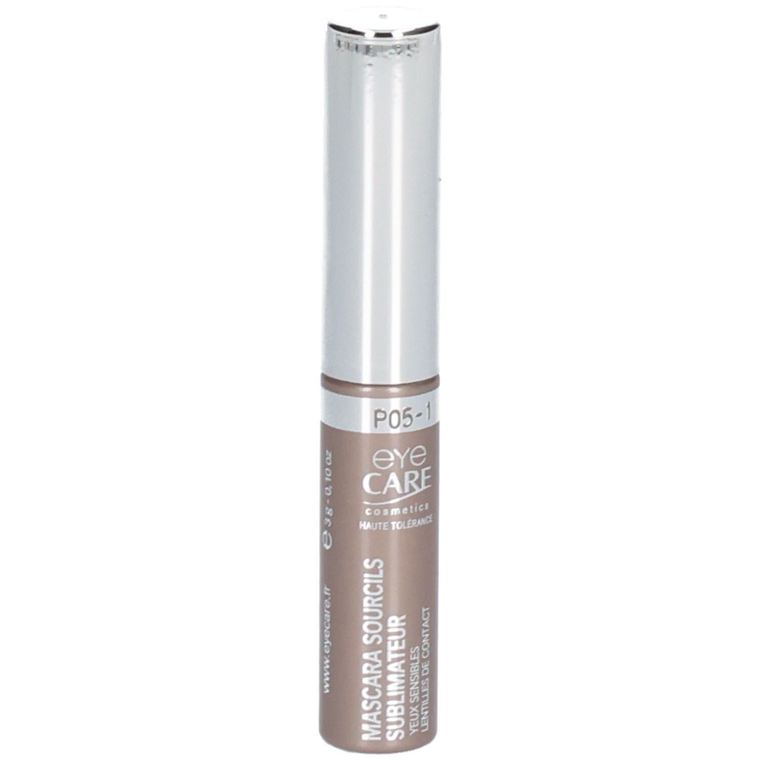 Bruine wenkbrauwmascara. Cilindrische tube met zilveren dop. Productnaam en merk zichtbaar.