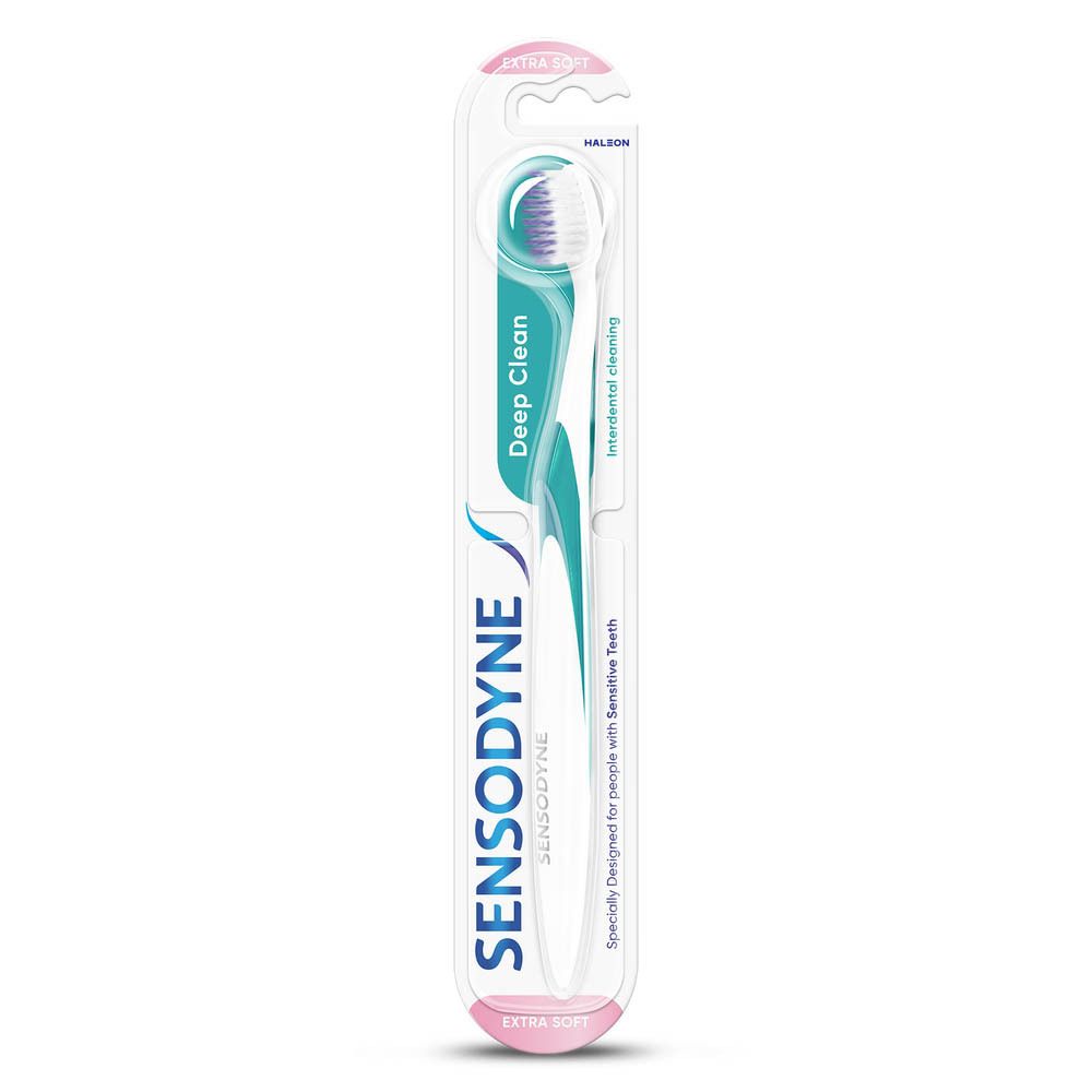 Sensodyne Deep Clean Extra Soft tandenborstel, blisterverpakking. Turquoise en witte handgreep, blauwe borstelkop. Opschriften "Deep Clean" en "Sensodyne".