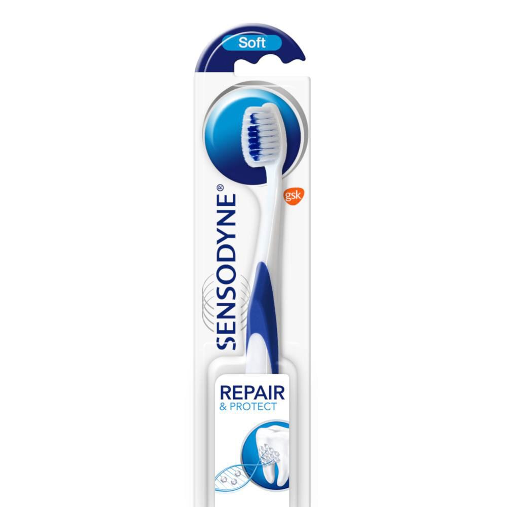 Blauw-witte tandenborstel in verpakking. Opschrift: SENSODYNE, REPAIR & PROTECT, Soft.
