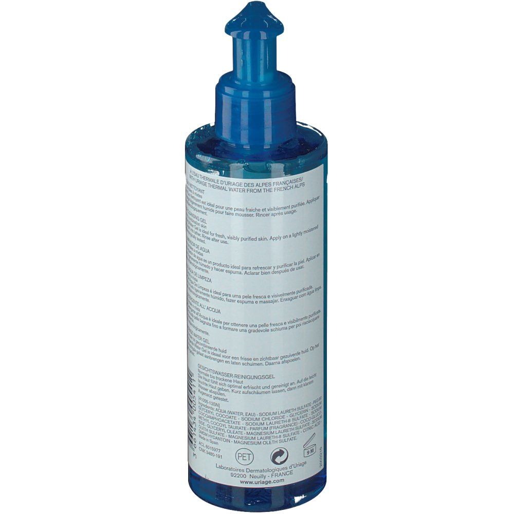 Achterkant van de blauwe fles met doseerpomp. Meertalige tekst. Opschrift: Laboratoire Dermatologique Uriage.