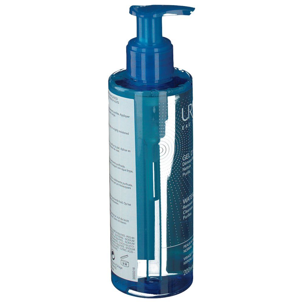 Blauwe fles met doseerpomp, lichtjes schuin. Opschrift: Uriage, Gel d'eau nettoyant, Water Cleansing Gel.
