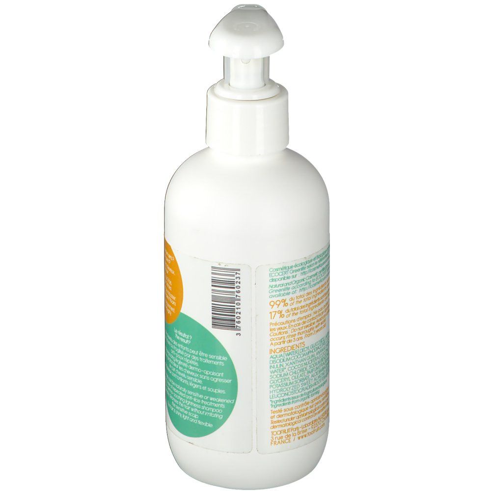 Witte fles met pomp. Etiket met tekst en barcode. Achteraanzicht.