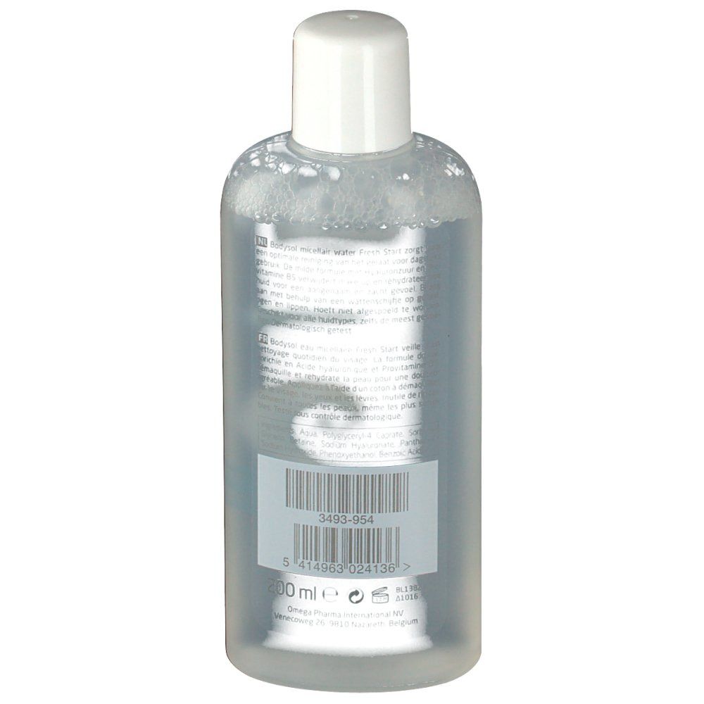 Transparante fles met witte dop. Achterkant met etiket, tekst, barcode en volume-aanduiding.