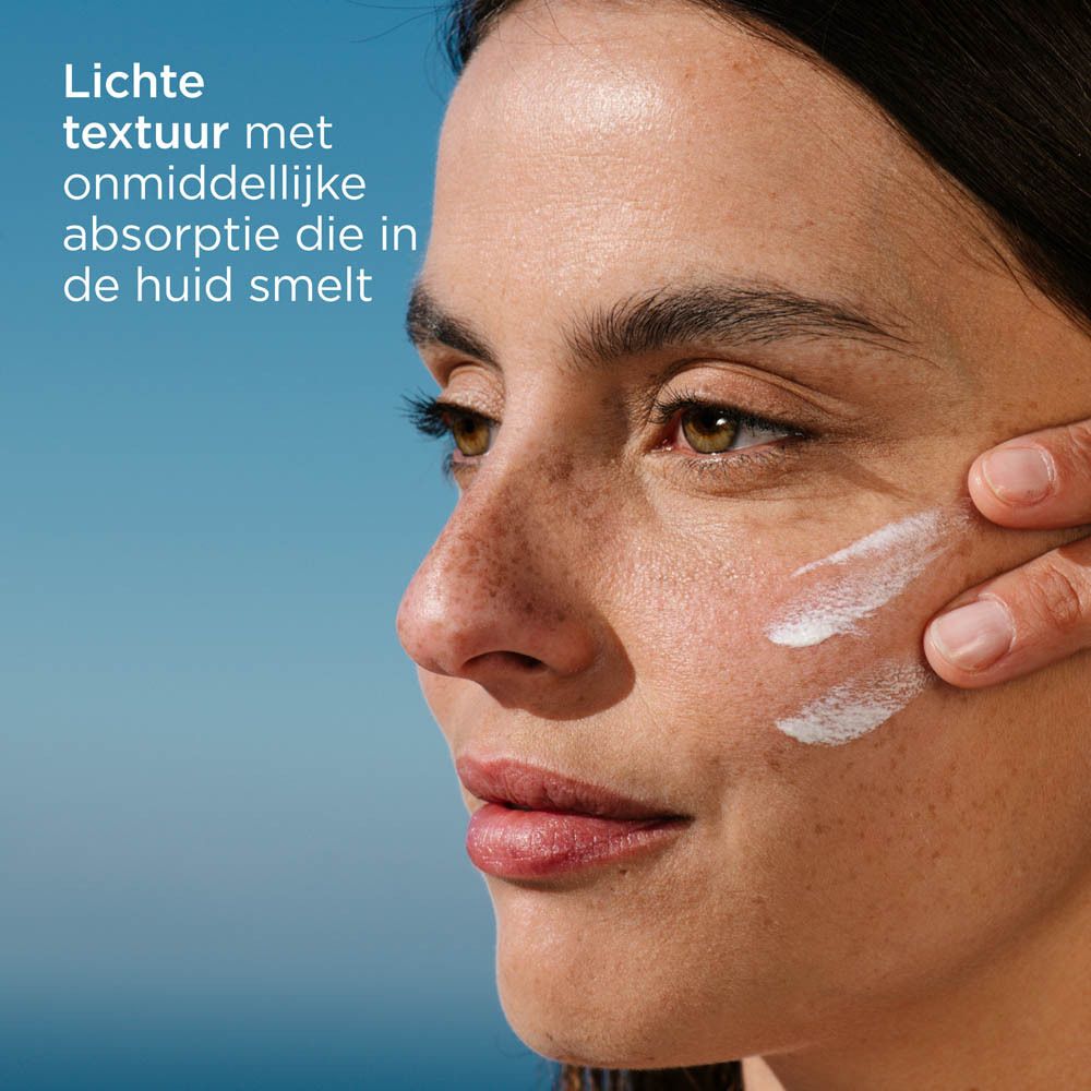 Crème wordt op de huid aangebracht. Lichte textuur, trekt direct in.