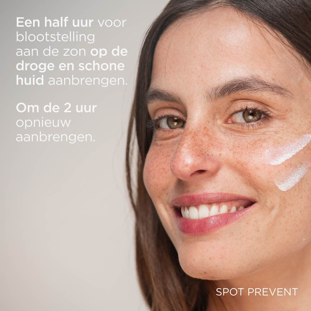 Vrouw met crème op de huid. Tekst: Aanbrengen 30 min. voor blootstelling aan de zon.