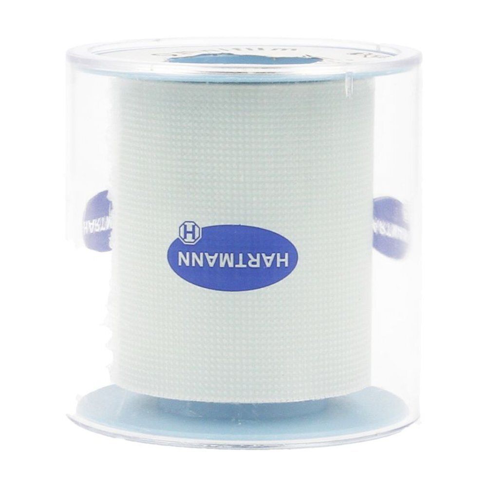 Rouleau de ruban adhésif dans un emballage transparent. Logo bleu avec le texte HARTMANN. Ruban blanc perforé.