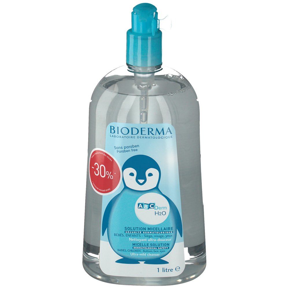Transparante vloeistof in fles met blauwe pompdeksel. Etiket met pinguïnillustratie en tekst: Bioderma, -30% korting.