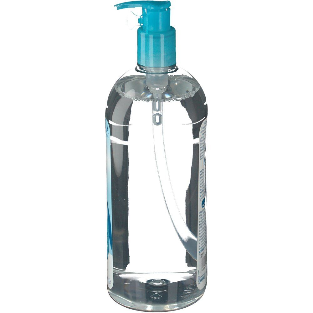 Transparante vloeistof in fles met blauwe pompdeksel. Zijaanzicht, toont de vorm van de fles en het pompmechanisme.