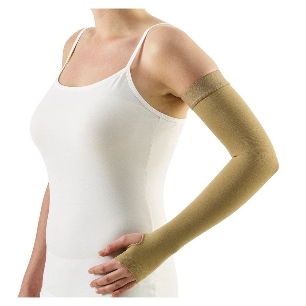 Manchon beige porté par une femme. Le manchon couvre le bras jusqu'au poignet, avec un trou pour le pouce.
