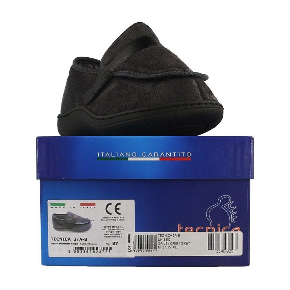 Chaussure de confort grise sur boîte bleue. Fermeture velcro. Inscription : 'Italiano Garantito'.