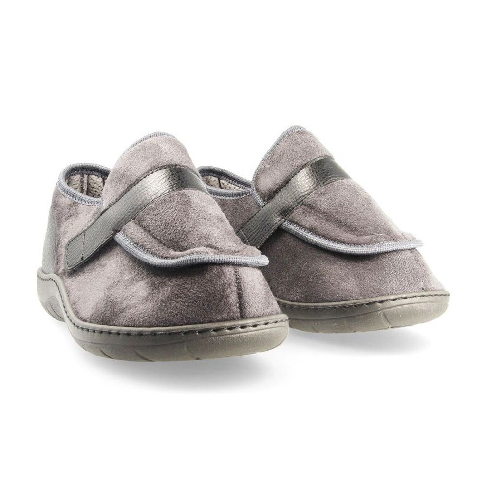 Pantoufles confortables grises. Dessus en tissu, fermeture velcro. Semelle et bande décorative grises.