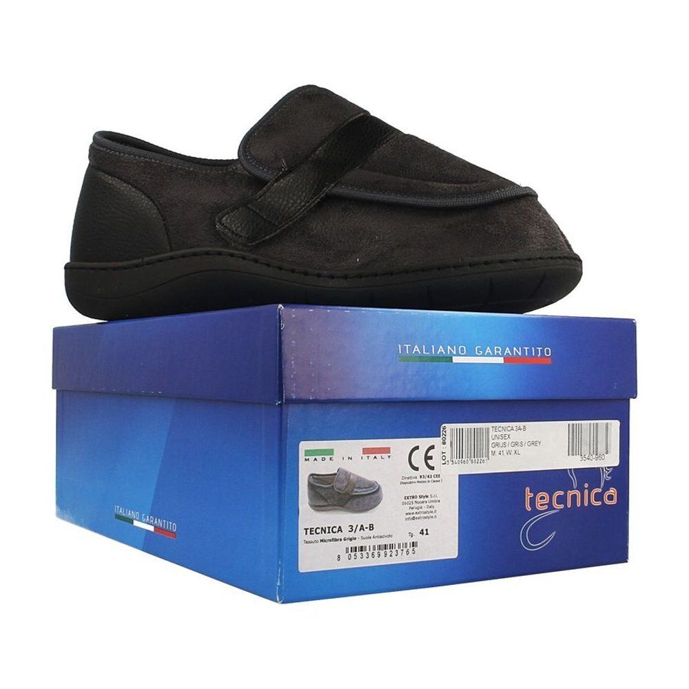 Grijze schoen op schoenendoos. Zwarte band en hiel. Opschrift: Tecnica 3A-B, maat 41.