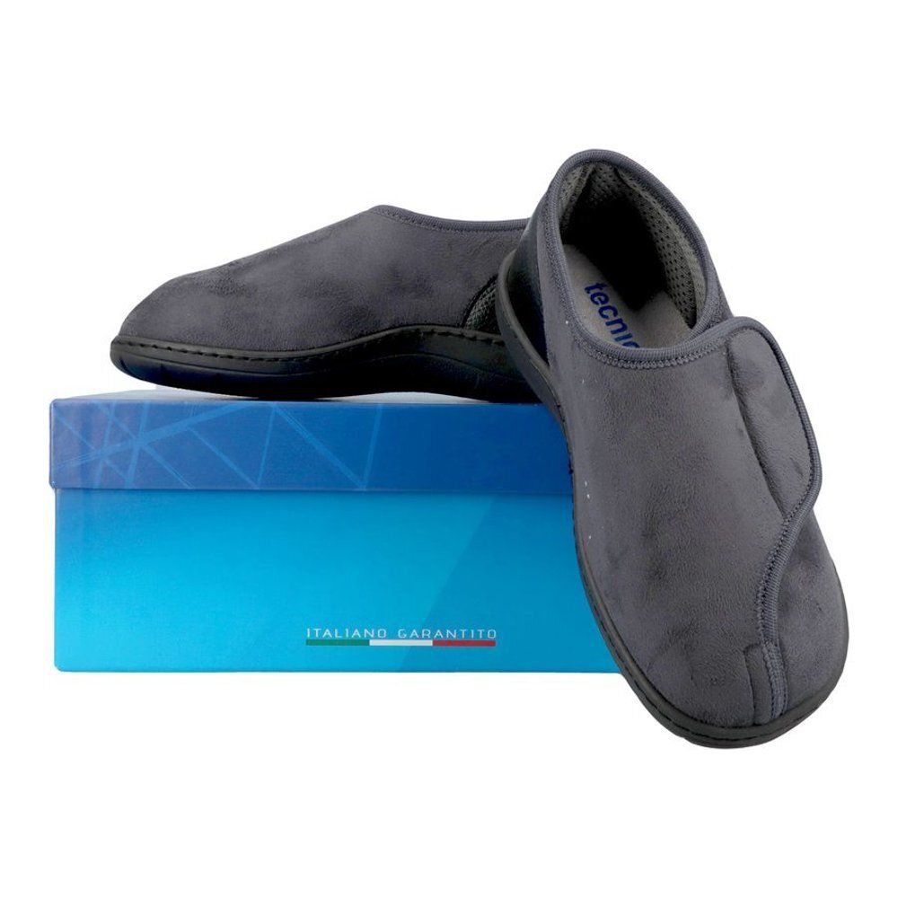 Slipper gris avec fermeture velcro, marque Tecnica, sur boîte bleue. Inscription "ITALIANO GARANTITO" sur la boîte.