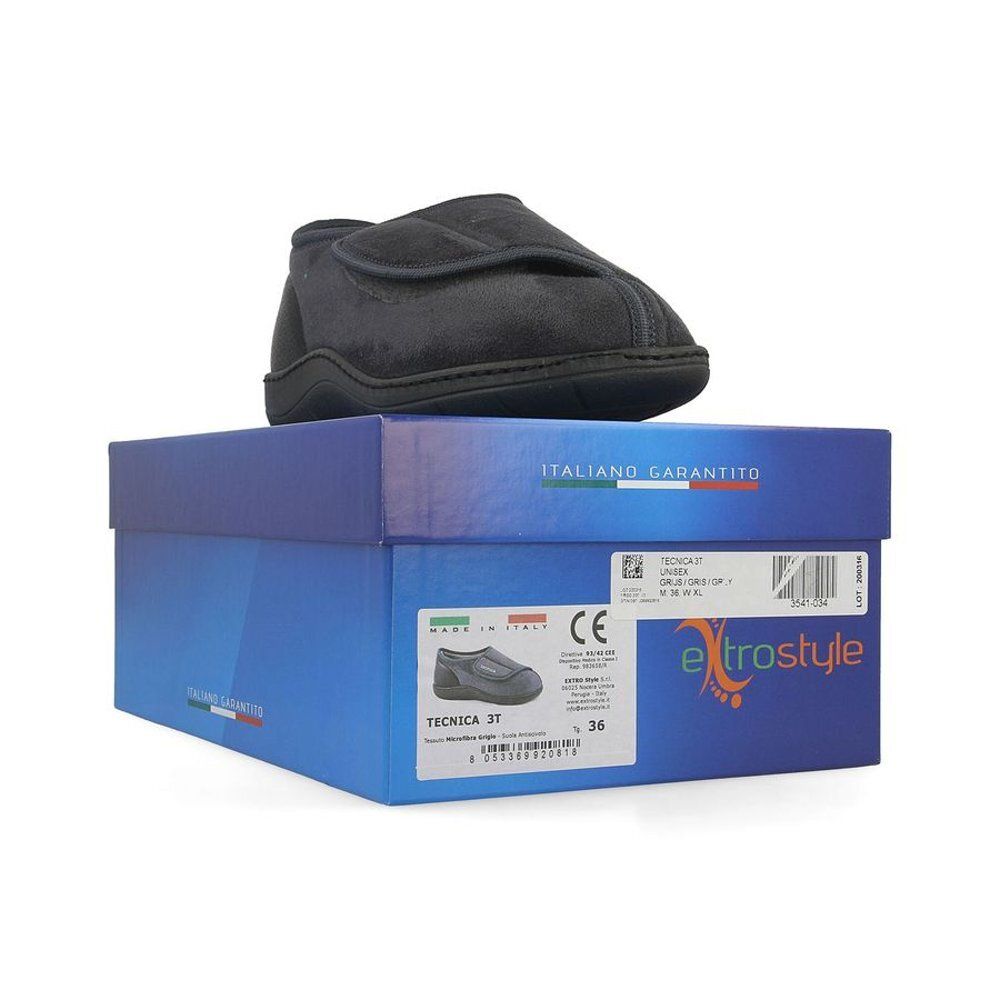 Chaussure Bota Tecnica 3T Comfort grise sur boîte. Marquage CE, taille 36. Texte : Made in Italy.
