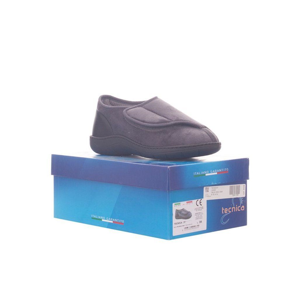 Chaussure grise sur boîte bleue. Fermeture velcro. Sur la boîte : marquage CE, garantie italienne, taille 38.