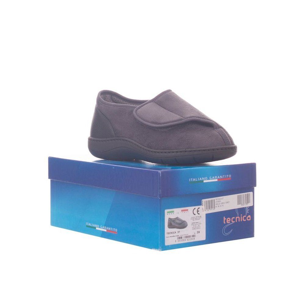 Chaussure grise sur boîte bleue. Fermeture velcro. Marque Tecnica. Certification CE.
