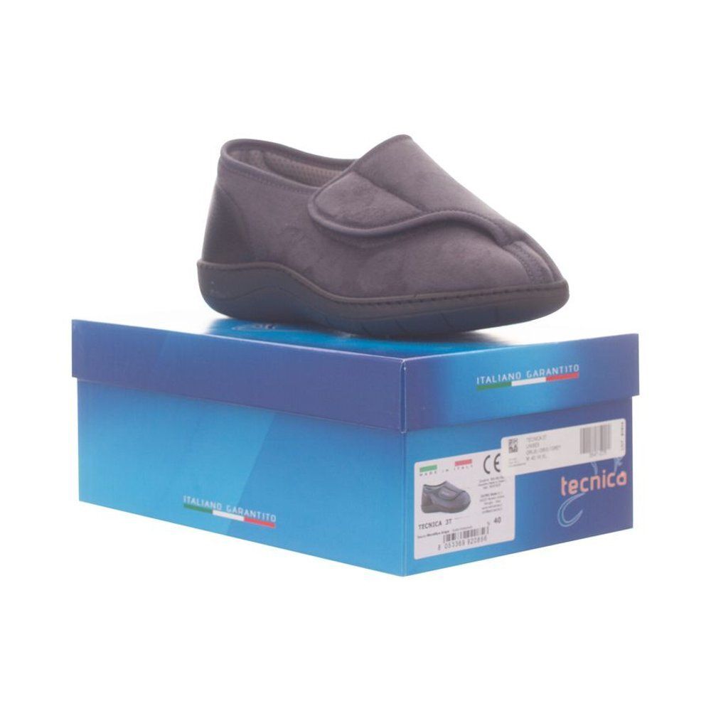 Chaussure grise sur boîte bleue. "Tecnica" et "ITALIANO GARANTITO" sont visibles.