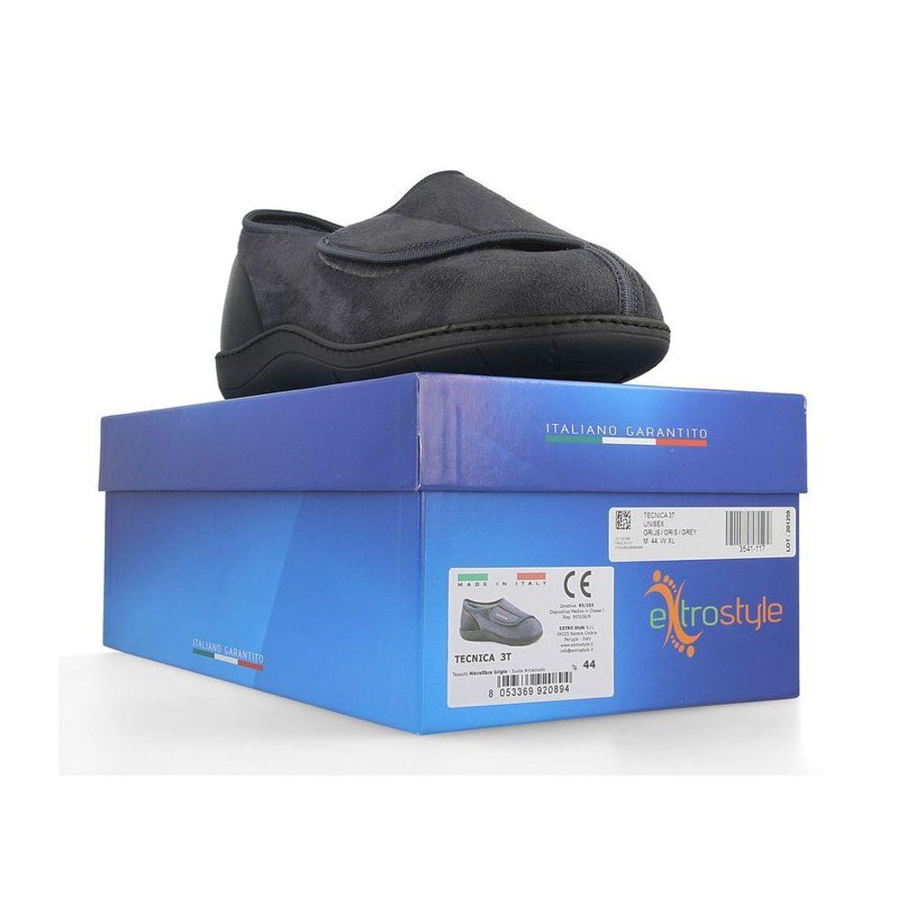 Grijze schoen op blauwe doos. "Italiano Garantito" staat op de doos.