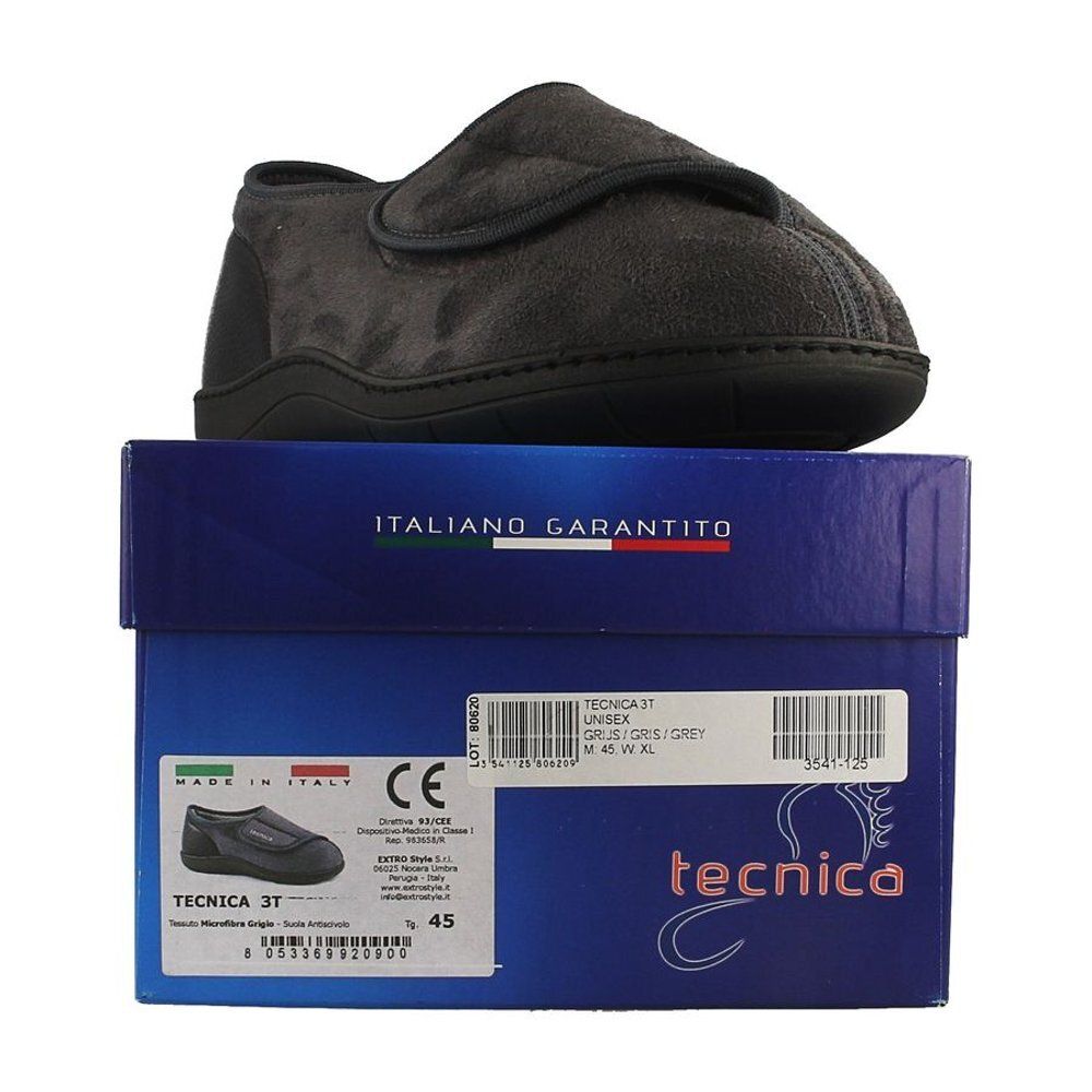 Grijze schoen op blauwe doos. Opschrift: Tecnica 3T, maat 45. Italiaans kwaliteitsmerk.