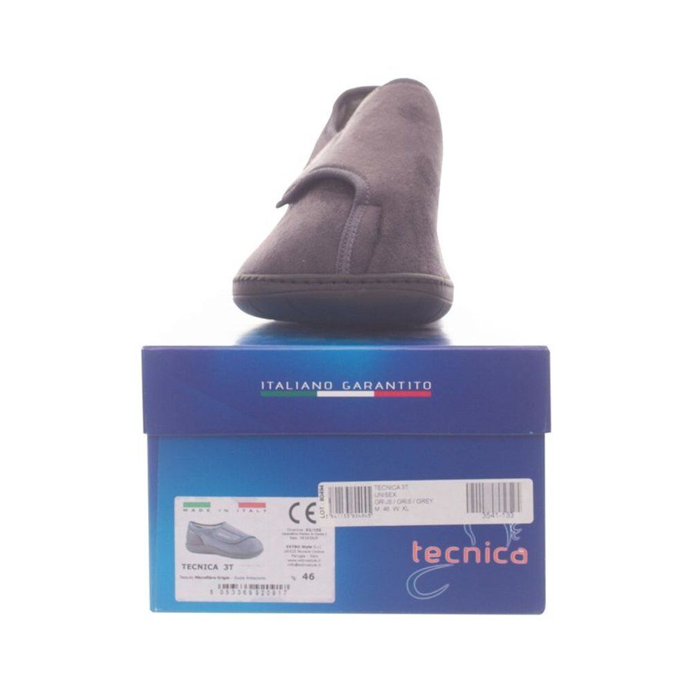 Grijze schoen op blauwe doos. "Italiano Garantito" en "Tecnica" op de doos. Maat 46.