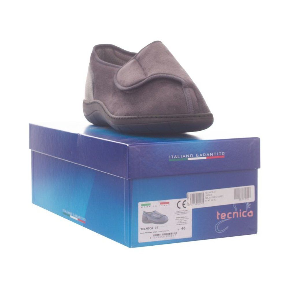 Chaussure grise sur boîte bleue. "Italiano Garantito" et "Tecnica" sur la boîte. Taille 46.